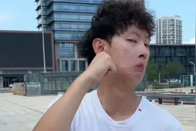 来了来了，他来了，他带着怒气走来了