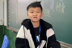 姐姐变成老妈子骑电动车接弟弟放学，手指都冻直了，却被弟弟嫌弃视频封面