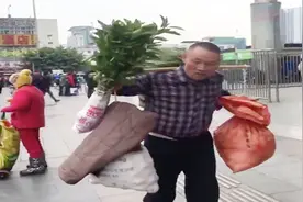 来点正能量！护士反用听诊器，指导耳背老人服药视频封面