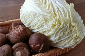 香菇白菜美味的做法，食材易取做法简单，必反店买的还好吃！视频封面