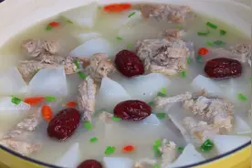 炖排骨汤，牢记“两不放”的秘诀，汤白肉香不油腻，营养全保留视频封面