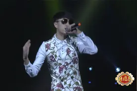 小伙不仅绝活精湛，这几首流行歌也唱的有模有样！