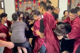 接亲时伴娘堵门，一群伴郎直接上手抱走，网友：伴郎比新郎都高兴视频封面