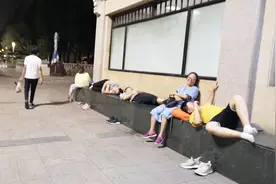 北京这个地铁晚上关门后游客却把这个地方当成了免费的旅馆视频封面