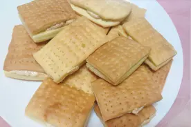 把吃剩下的饼干这样做，味道立刻提升了几个档次，牛轧糖苏打饼干视频封面