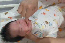 产科护士讲解如何给新生儿宝宝清理口腔，手法纯熟干练非常实用！视频封面