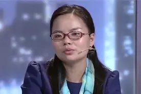 嫁给老外受尽委屈，拿凳子砸向6岁儿子，妻子崩溃：频繁打孩子！视频封面