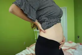 漂亮妈妈逐周记录自己的孕期身材，39周时这肚子大的真没谁了！视频封面
