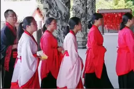 高考前，高三学子们纷纷到南宁孔庙拜祭孔子视频封面