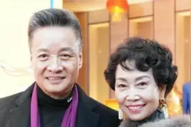 阎维文妻子惊喜现身：感谢丈夫不离不弃，爆料精英女婿背景太显赫视频封面