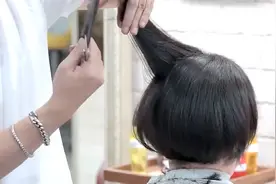 55岁女性短发拉直剪一剪，时尚有气质，减龄不过时视频封面