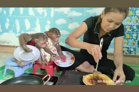 猴子在女孩家里变成了萌宠，每天要吃鸡蛋饼，猴子原来还吃鸡蛋视频封面