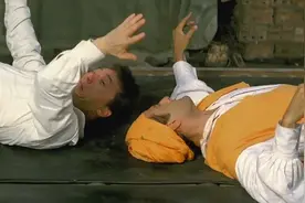 龙叔逃进工厂，不料踩上老鼠胶，被粘的动都动不了视频封面