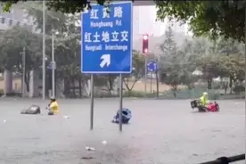 重庆“最敬业外卖小哥”：暴雨积水齐腰推车送外卖