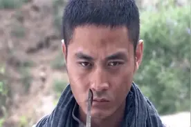 残忍女鬼子审讯小伙，谁知小鬼子竟往他肚子里拼命灌水，太残忍了视频封面