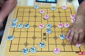 这不是俩人在下棋，变成一群人在下棋，这棋下的太热闹了