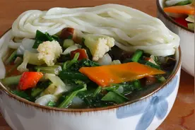 天气热吃凉面，卤子做法最关键，色彩搭配好看，营养丰富还解馋