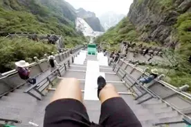 国外小伙用跑酷下天门山，999阶天梯仅用时2分半钟，看完真是佩服视频封面