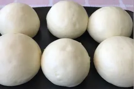 馒头好吃有诀窍，农村大妈教你3个小窍门，出锅雪白，松软不塌陷