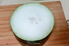 冬瓜买多了吃不完不用放冰箱，一个土方法保存，十天半月都不会坏