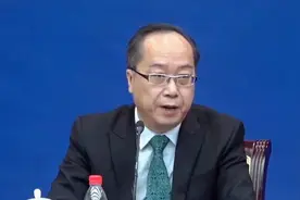 人社部：支持灵活就业，在审批管理、资金等方面给予“四免”支持视频封面