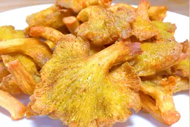 蘑菇也能做零食，裹上鸡蛋油锅里炸一炸，外酥里软，1大盘没够吃视频封面