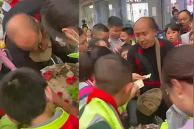 男子卖小鸡仔被一群小学生紧紧包围，生意太好卖到发火：别挤了！视频封面