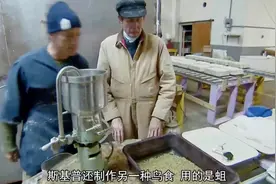 重口味！观赏宠物鸟平时都吃什么？视频封面