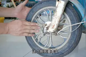 电动车半路卡死推不动不要急！教你一招应急骑回家，一个砖头搞定视频封面