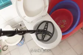用探测仪到自己家探测丢失的大金戒指，小伙子连马桶都不放过