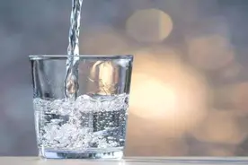 开水太烫没法喝？学会简单一招，1分钟快速变凉，学会抓紧去试试