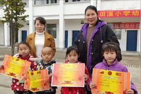 乡村老师给期末考试成绩好的同学发奖，看她说寒假期间什么最重要视频封面