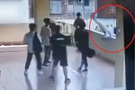 广东初二男生练跳投倒栽坠楼，仅左手骨折，病床回忆：用力过猛视频封面