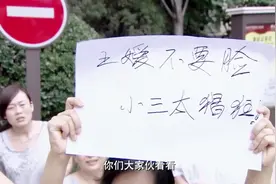 年轻姑娘在小区被欺凌，神秘女子出手解围，还赠送姑娘一份大礼视频封面
