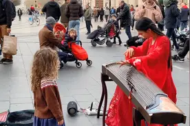 当老外第一次听到“斗地主”BGM，瞬间就围观了起来，太魔性了！