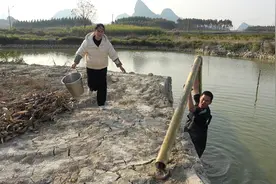 丢弃在鱼塘里的塑料管真是抓鱼神器，阿琪抽起来一倒好多鱼，过瘾视频封面