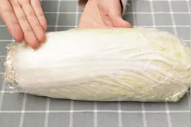 保鲜膜裹在白菜上太厉害了，好多人还不知道，看完抓紧回家试试视频封面