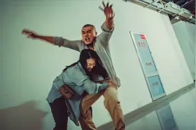 瘦弱女生想打倒男生，除了肘击膝击，这招也同样好用