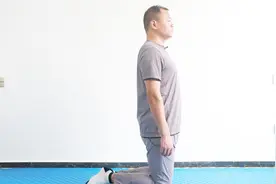 人老腿先衰，每天这样跪5分钟，拉伸腿部经络，脾胃好，膝盖不痛视频封面