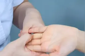 还在犹豫要不要去带孩子挑疳积？试试这套推拿手法！视频封面