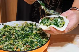 小白菜包子馅做法，小白菜翠绿不出水，鲜嫩多汁，薄皮大馅不塌陷