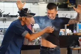 揭秘泰国魔术大叔，香烟消失术！原理十分简单视频封面