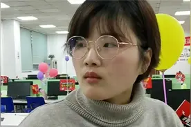 一天接1400多客户要工作16个小时，电商客服忙的没有时间回家过年视频封面