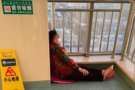 7旬大娘成顶梁柱，带精神病儿子住院，护士都不好意思催缴费视频封面