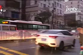 南昌：拆护栏缓解拥堵 看见“标识”这样掉头视频封面