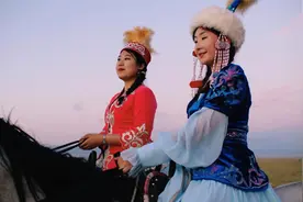满族姑娘自学哈萨克语，驰娜尔草原教骑马，红尘作伴活得潇潇洒洒视频封面