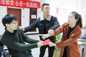 三万乘以三万是多少，答对就给两万元年终奖，美女的回答太有趣了