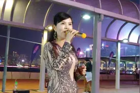 生活不易，湖南妹子香港街头卖唱养家，歌唱的很好听人也挺漂亮！视频封面