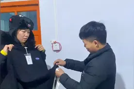小楠买男装衣服，却不是给对象穿，看一旁对象得知后啥反应？视频封面