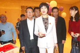 郎平面对感情很害羞，离婚后不敢接受王育成，姐姐出面才放下包袱